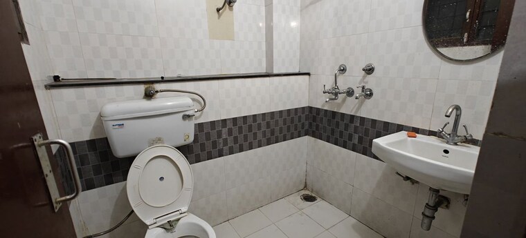 Bathroom, bsnl-society 3 Bedroom 1200 Sq.Ft. Apartment In Sector 50 Chandigarh 10449269