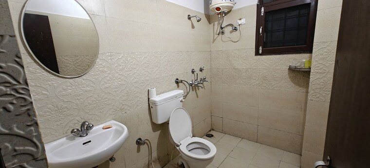 Bathroom, bsnl-society 3 Bedroom 1200 Sq.Ft. Apartment In Sector 50 Chandigarh 10449269