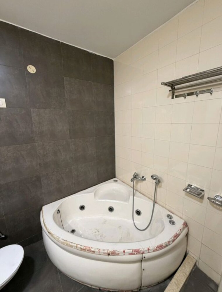 Bathroom, unitech-habitat 4 Bedroom 2100 Sq.Ft. Apartment In Pi Greater Noida Greater Noida 10449310