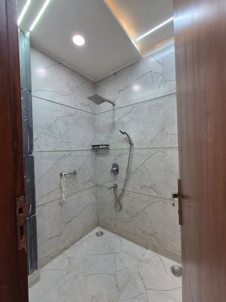 Bathroom, ramesh nagar 2 Bedroom 100 Sq.Yd. Builder Floor In Ramesh Nagar Delhi 10449234
