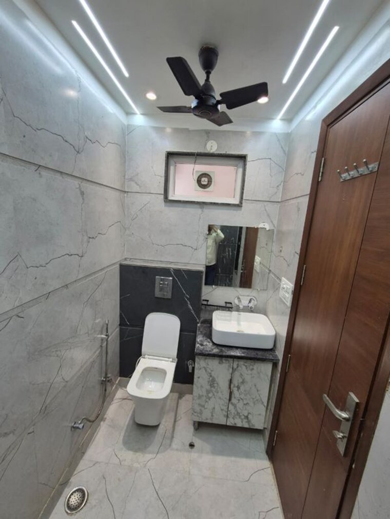 Bathroom, ramesh nagar 2 Bedroom 100 Sq.Yd. Builder Floor In Ramesh Nagar Delhi 10449234
