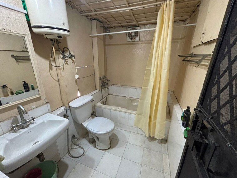 Bathroom, unitech-singleton-floors-south-city 3 Bedroom 1250 Sq.Ft. Builder Floor In Sector 50 Gurgaon 10449522