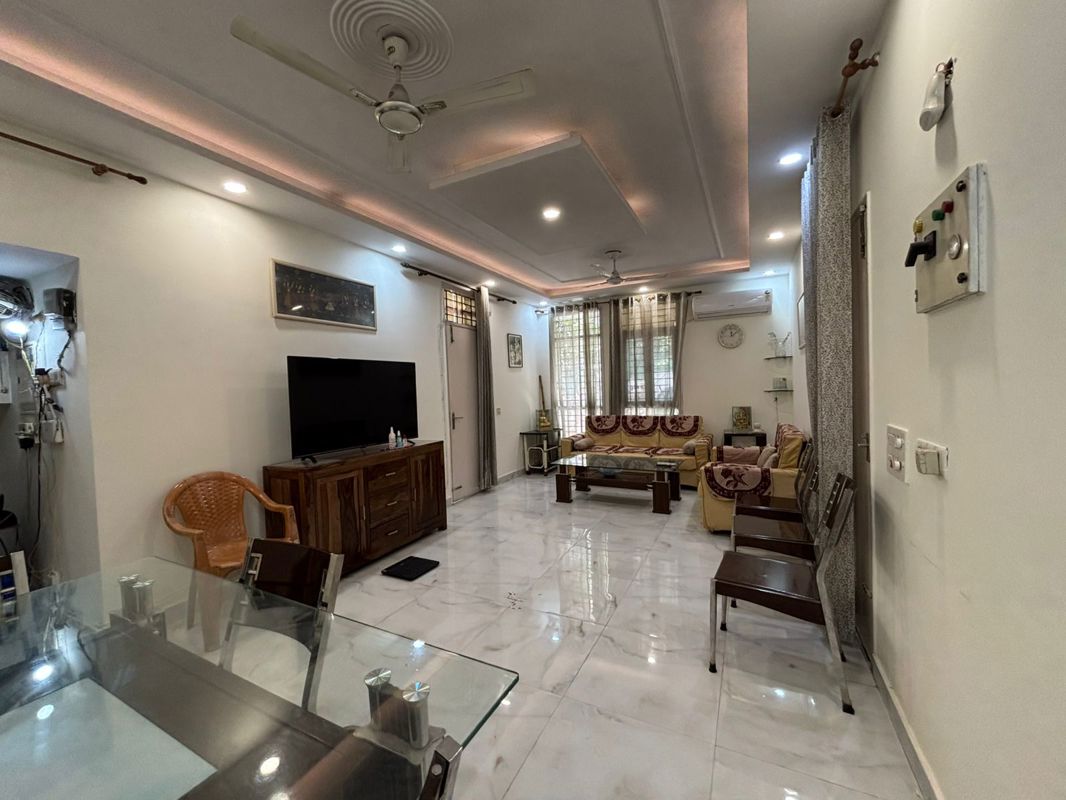3 BHK + Store Room 1250 Sq.Ft. Builder Floor in Unitech Singleton Floors South City