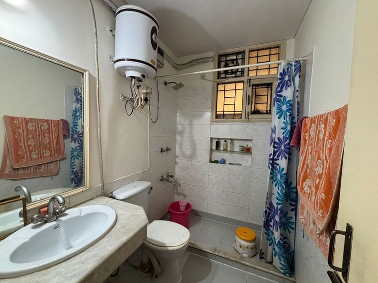 Bathroom, unitech-singleton-floors-south-city 3 Bedroom 1250 Sq.Ft. Builder Floor In Sector 50 Gurgaon 10449522