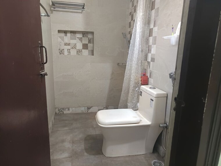 Bathroom, unitech-singleton-floors-south-city 2.5 Bedroom 1100 Sq.Ft. Builder Floor In Sector 50 Gurgaon 10449543