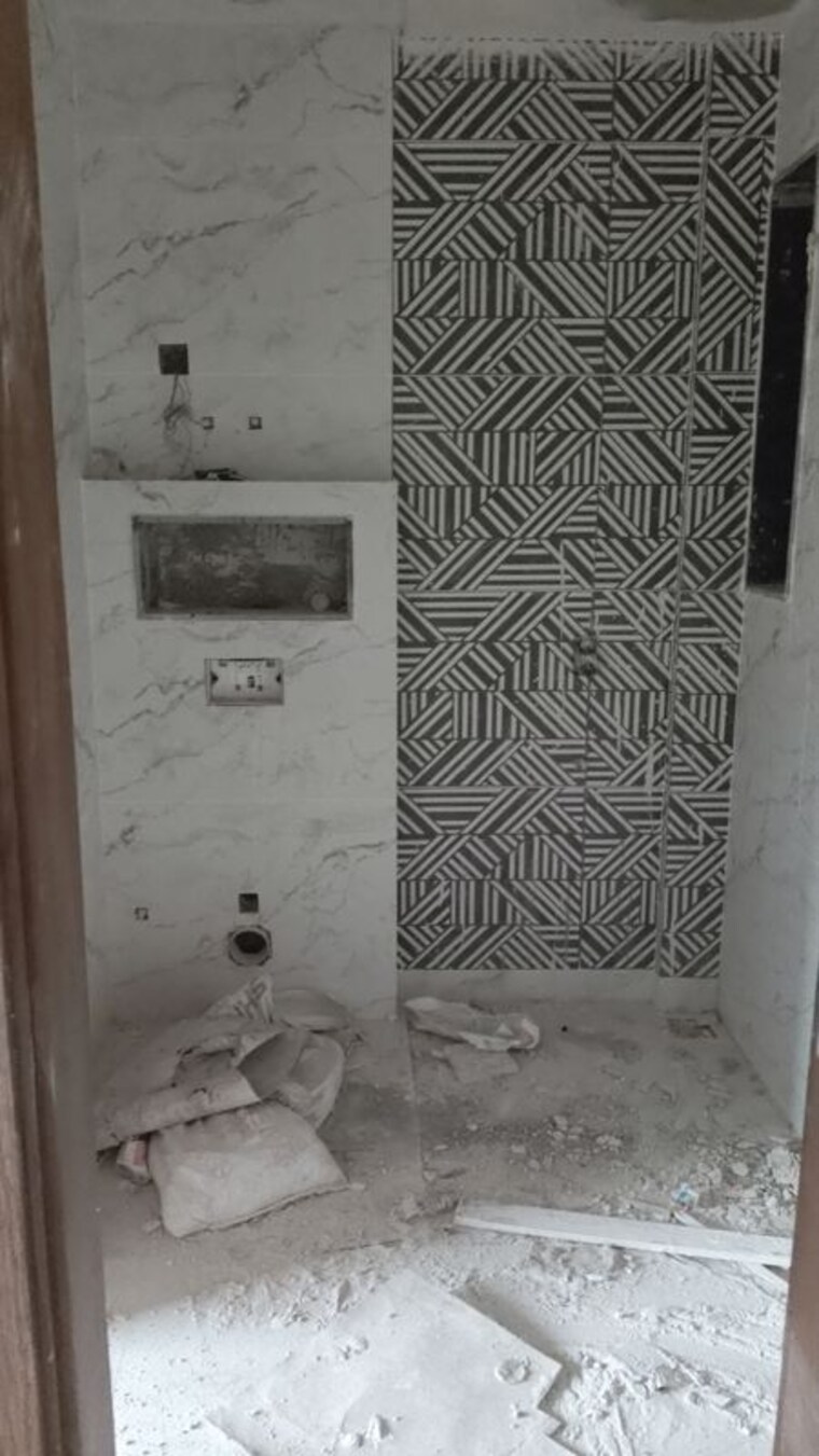 Bathroom, shivalik colony 3 Bedroom 200 Sq.Yd. Builder Floor In Shivalik Colony Delhi 10449551