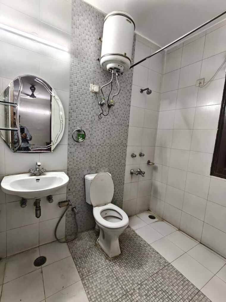 Bathroom, sushant lok i 2 Bedroom 210 Sq.Yd. Builder Floor In Sushant Lok I Gurgaon 10449593