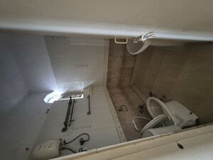 Furnished Amenities in 2.5 BHK Apartment at Mayur Vihar – for Rent