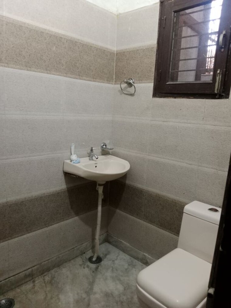 Bathroom, sector 18 1.5 Bedroom 810 Sq.Ft. Builder Floor In Sector 18 Panipat 10450001
