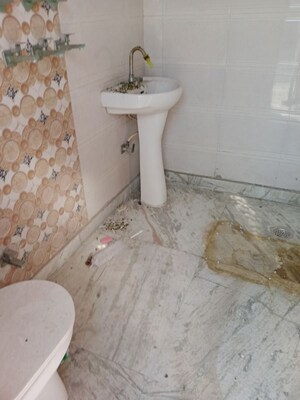 Bathroom in 1 RK Builder Floor at Sector 18 – for Rent