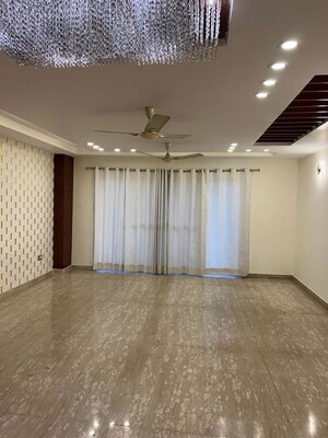 Room in 4 BHK Builder Floor at South City 2 – for Rent