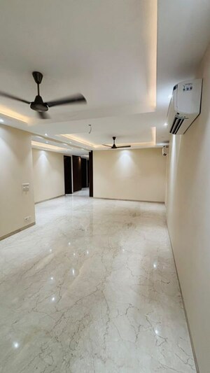 Room in 4 BHK Builder Floor at DLF City Phase IV, Dlf Phase iv – for Rent