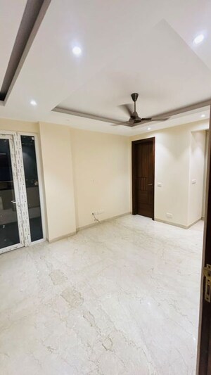 Room in 4 BHK Builder Floor at DLF City Phase IV, Dlf Phase iv – for Rent