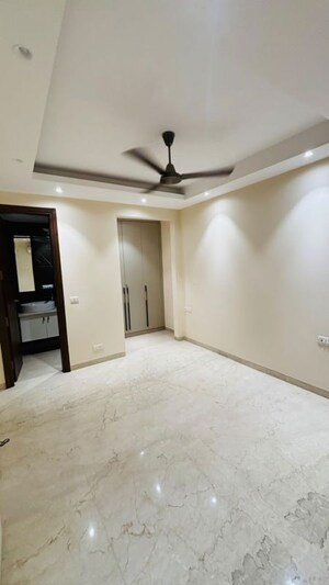 Room in 4 BHK Builder Floor at DLF City Phase IV, Dlf Phase iv – for Rent