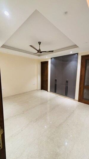 Room in 4 BHK Builder Floor at DLF City Phase IV, Dlf Phase iv – for Rent