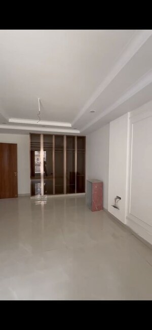 Room in 4 BHK Builder Floor at Sector 85 – for Rent