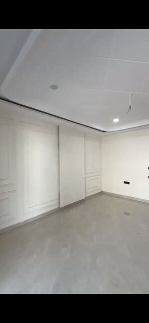 Room in 4 BHK Builder Floor at Sector 85 – for Rent