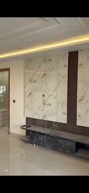 Room in 4 BHK Builder Floor at Sector 85 – for Rent