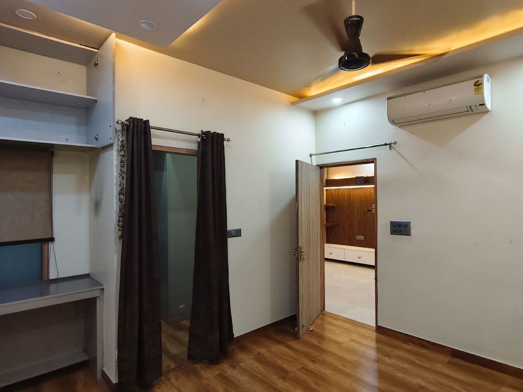 2 BHK + Pooja Room 1500 Sq.Ft. Builder Floor in Surendra Avenue 69