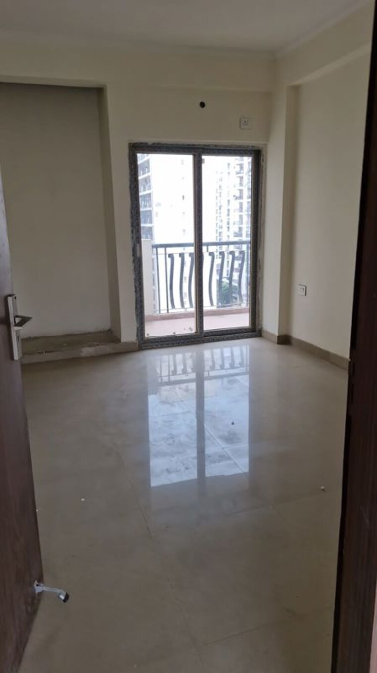 Room, sector 82 3 Bedroom 1700 Sq.Ft. Apartment In Sector 82 Noida 10450350