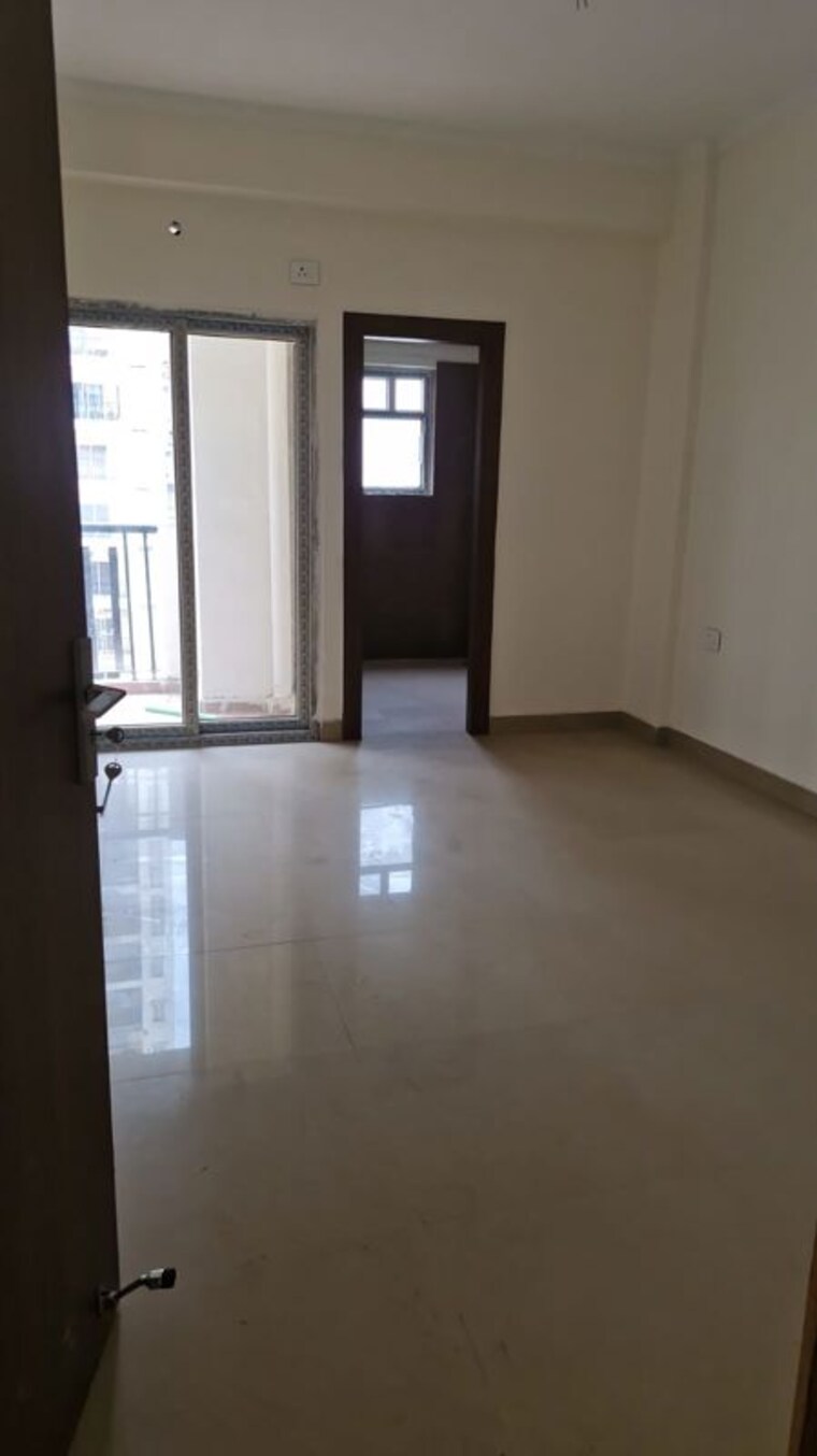 Room, sector 82 3 Bedroom 1700 Sq.Ft. Apartment In Sector 82 Noida 10450350