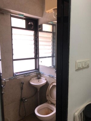 Room in 2.5 BHK Apartment at Samudra Gaurav, Worli – for Rent