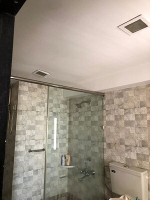 Room in 2.5 BHK Apartment at Samudra Gaurav, Worli – for Rent