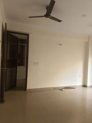 Room in 3 BHK Apartment at Antriksh Golf View, Sector 78 – for Rent