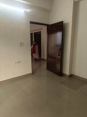 Room in 3 BHK Apartment at Antriksh Golf View, Sector 78 – for Rent