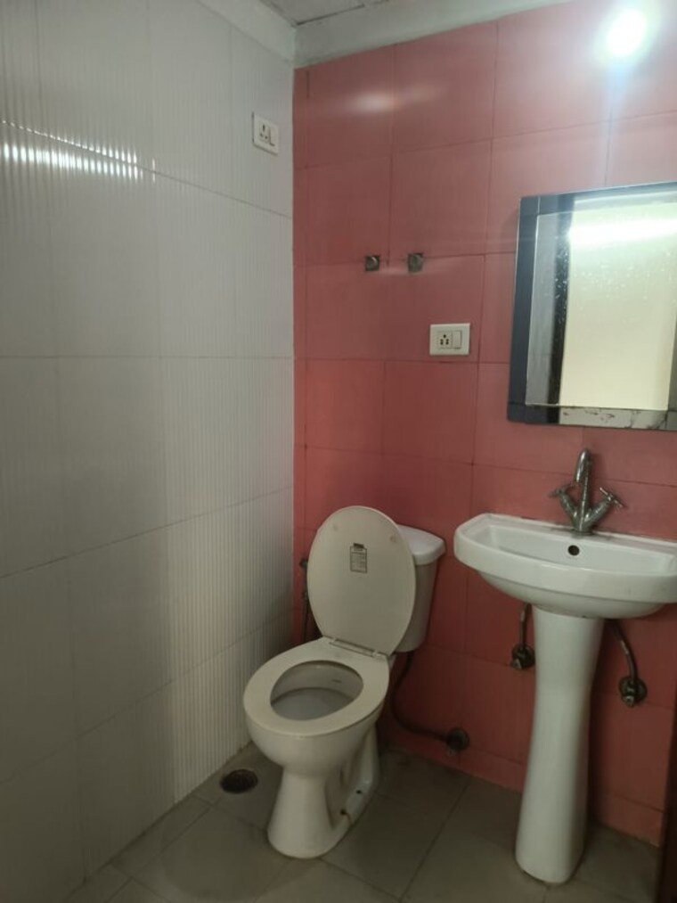 Bathroom, antriksh-golf-view 3 Bedroom 1870 Sq.Ft. Apartment In Sector 78 Noida 10450460