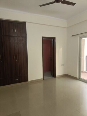 Room in 3 BHK Apartment at Antriksh Golf View, Sector 78 – for Rent