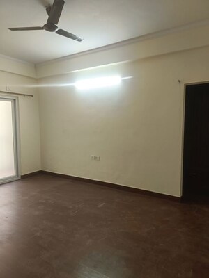 Room in 3 BHK Apartment at Antriksh Golf View, Sector 78 – for Rent
