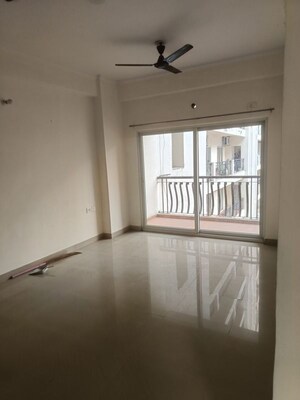 Room in 3 BHK Apartment at Antriksh Golf View, Sector 78 – for Rent