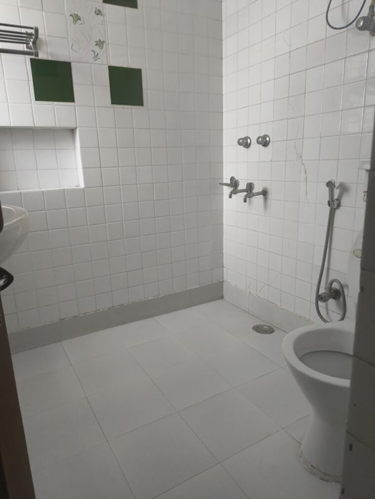Bathroom, jawahar nagar 2.5 Bedroom 1400 Sq.Ft. Apartment In Jawahar Nagar Delhi 10450490