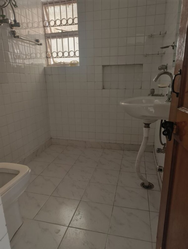 Bathroom, jawahar nagar 2.5 Bedroom 1400 Sq.Ft. Apartment In Jawahar Nagar Delhi 10450490
