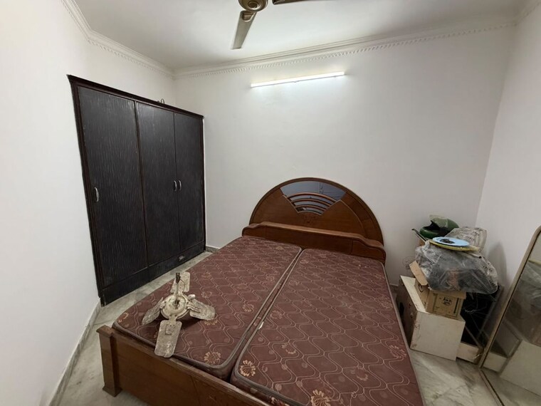 undefined, ramesh nagar 3 Bedroom 100 Sq.Yd. Builder Floor In Ramesh Nagar Delhi 10450496