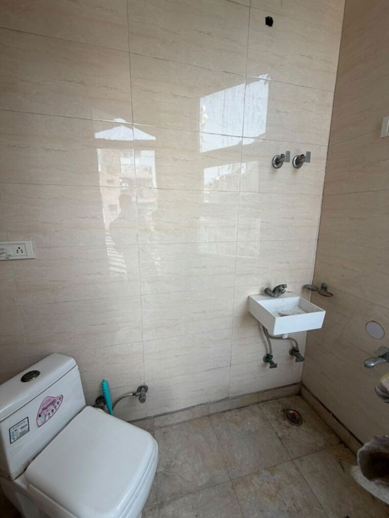 Bathroom, ramesh nagar 3 Bedroom 100 Sq.Yd. Builder Floor In Ramesh Nagar Delhi 10450496