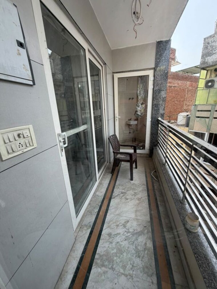 Balcony, ramesh nagar 3 Bedroom 100 Sq.Yd. Builder Floor In Ramesh Nagar Delhi 10450496