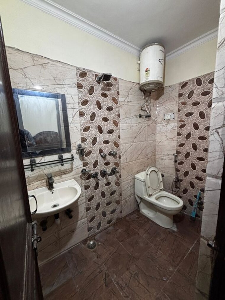 Bathroom, panchsheel vihar 2 Bedroom 100 Sq.Yd. Builder Floor In Panchsheel Vihar Delhi 10450514