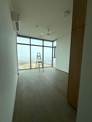 Room in 4 BHK Apartment at Piramal Mahalaxmi, Mahalaxmi – for Rent