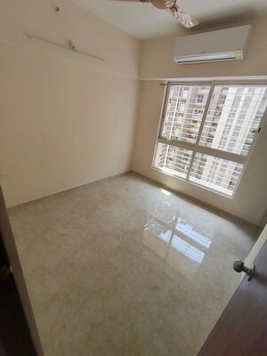 Room in 4 BHK Apartment at Lodha Amara, Kolshet Road – for Rent