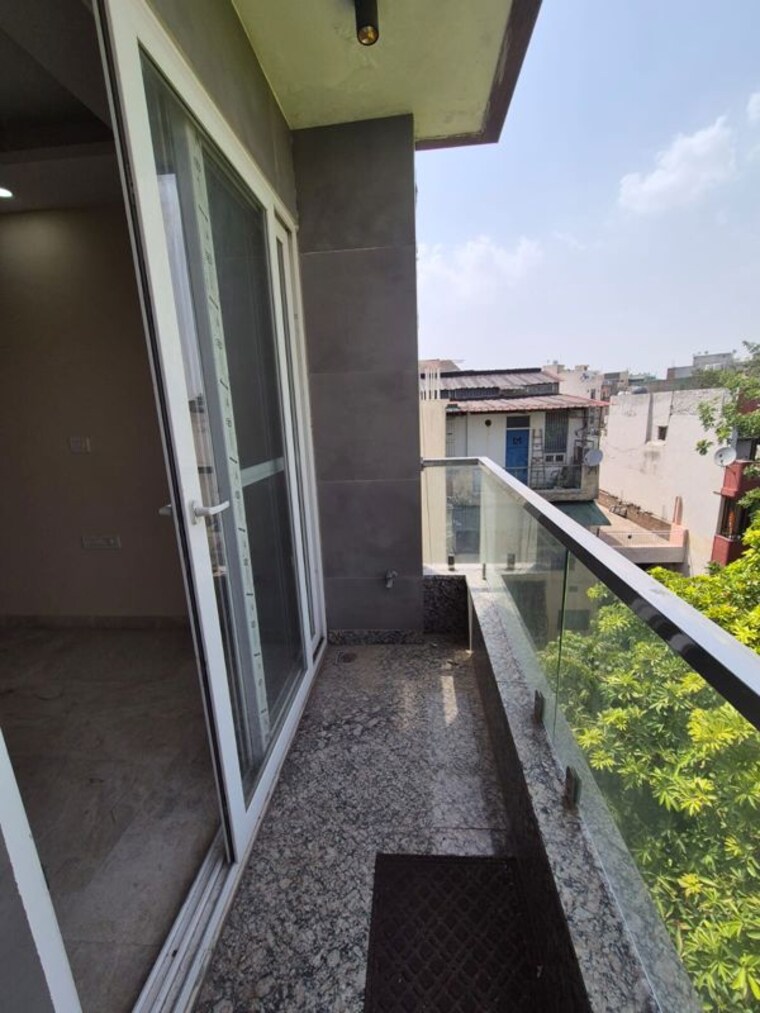 Balcony, ramesh nagar 2 Bedroom 125 Sq.Yd. Builder Floor In Ramesh Nagar Delhi 10450564