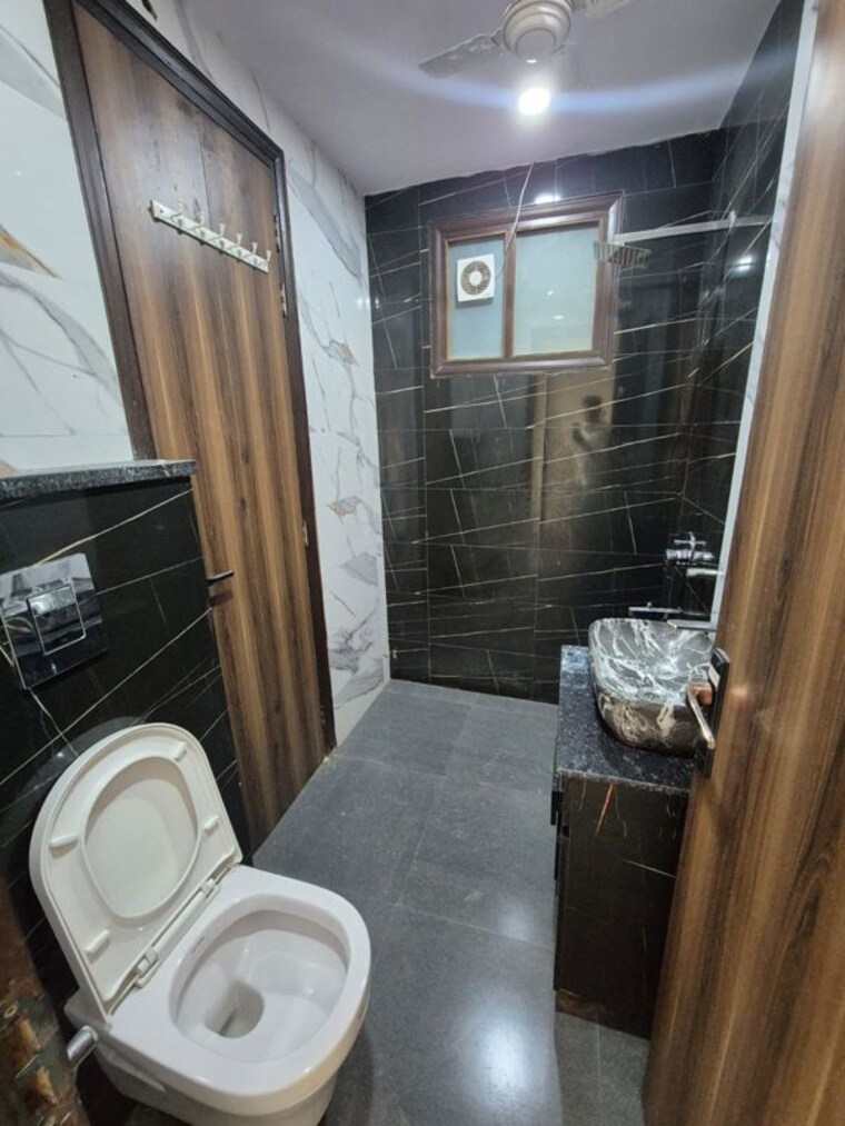 Bathroom, ramesh nagar 2 Bedroom 125 Sq.Yd. Builder Floor In Ramesh Nagar Delhi 10450564
