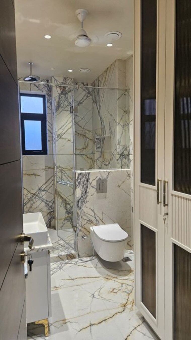 Bathroom, kailash colony 1 Bedroom 250 Sq.Yd. Builder Floor In Kailash Colony Delhi 10450619