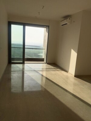 Room in 3 BHK Apartment at Mahalaxmi Racecourse – for Rent