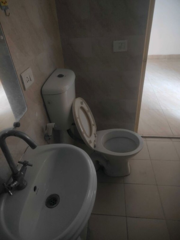 Bathroom, gaur-city-2-14th-avenue 2 Bedroom 955 Sq.Ft. Apartment In Sector 16c Greater Noida Greater Noida 10450747
