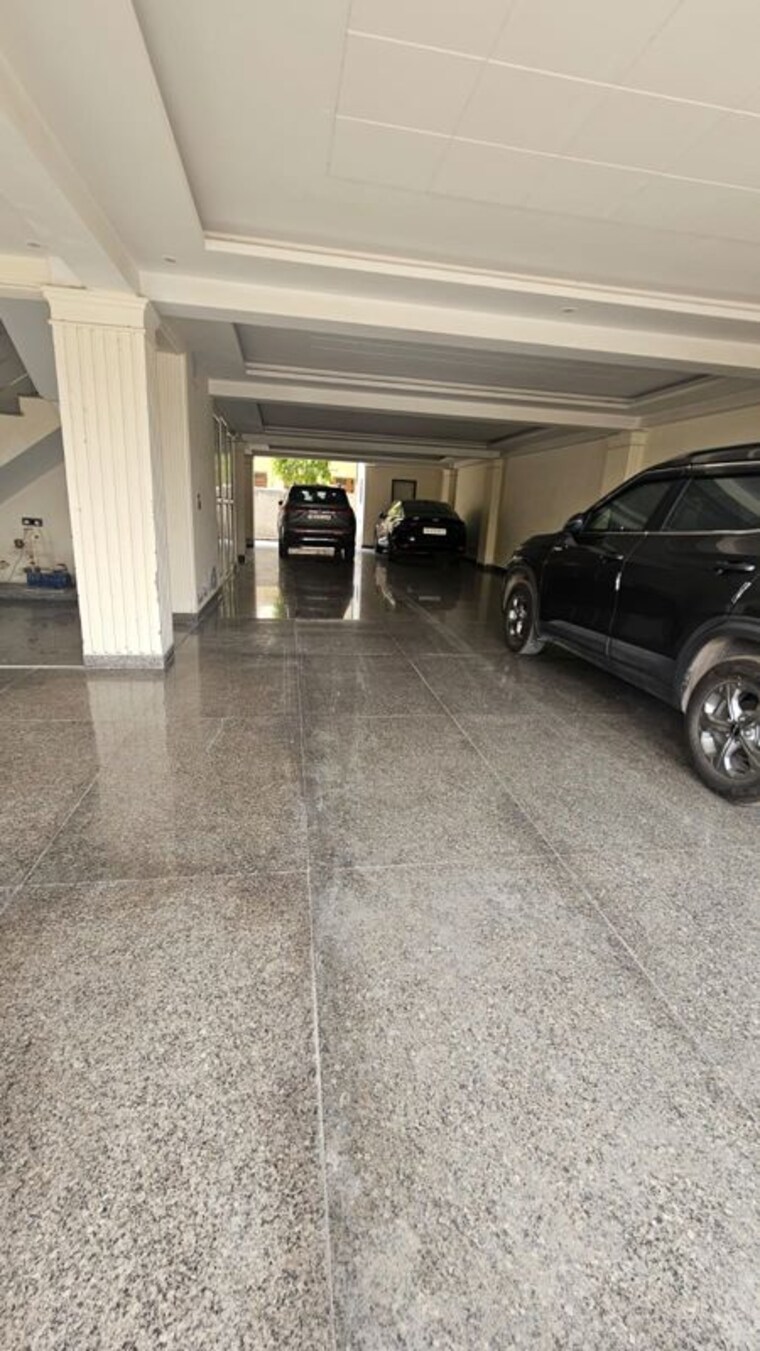  Parking, sector 21c 4 Bedroom 275 Sq.Yd. Builder Floor In Sector 21c Faridabad 10450725