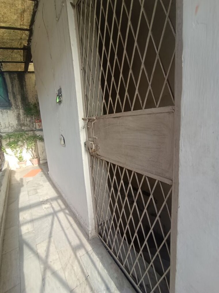 Bathroom, south delhi 1.5 Bedroom 50 Sq.Yd. Builder Floor In South Delhi Delhi 10450774