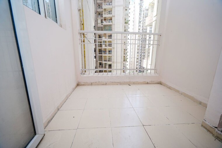 Balcony, ajnara-le-garden-phase-ii 2.5 Bedroom 1060 Sq.Ft. Apartment In Sector 16b Greater Noida Greater Noida 10450797