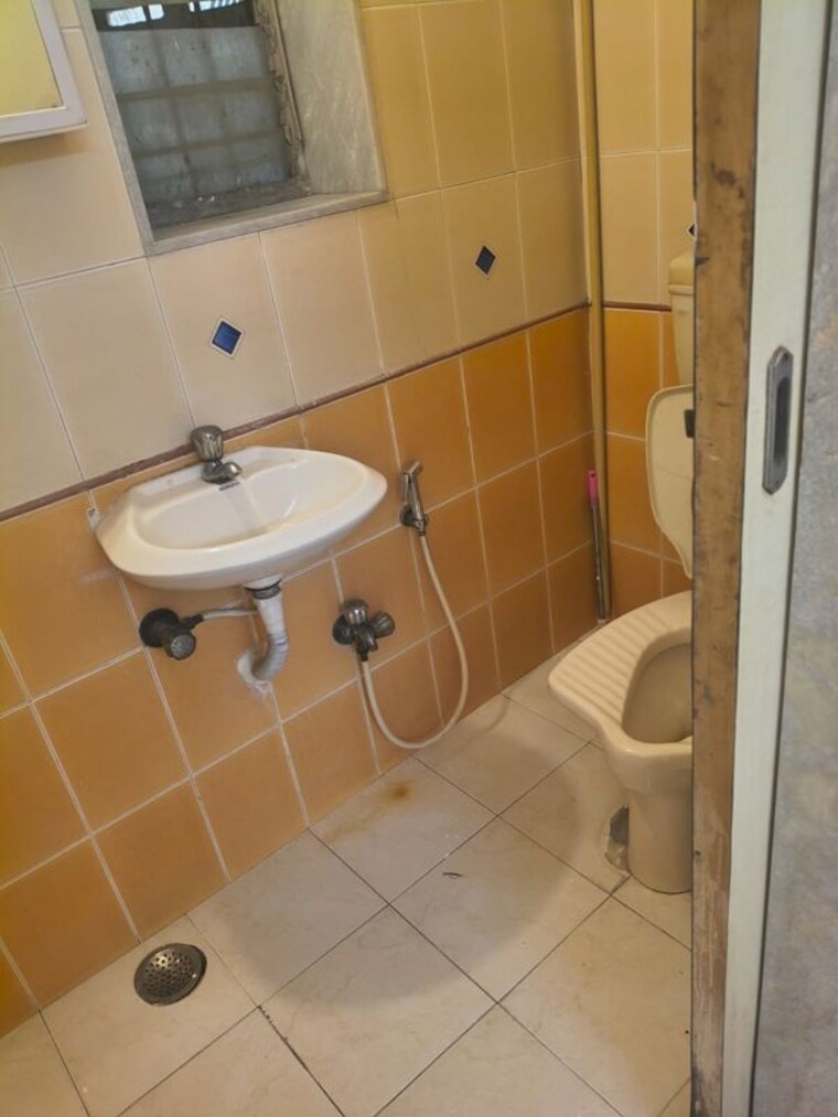 Bathroom, sunny-side-apartment 3 Bedroom 1200 Sq.Ft. Apartment In Andheri West Mumbai 10450812